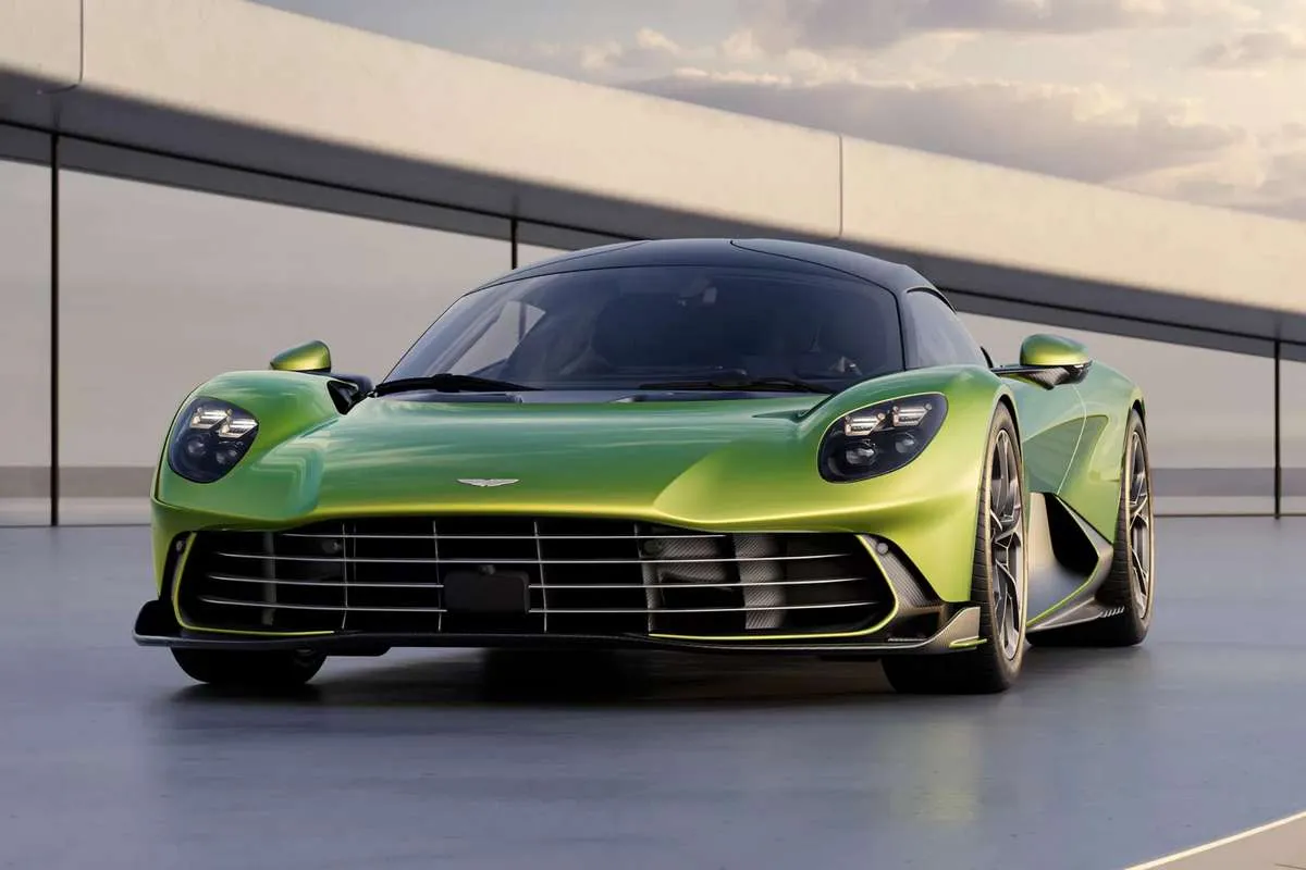 „Aston Martin Valhalla”: PHEV jėgainė su V8 ir pirmas šimtukas per 2,5 s.