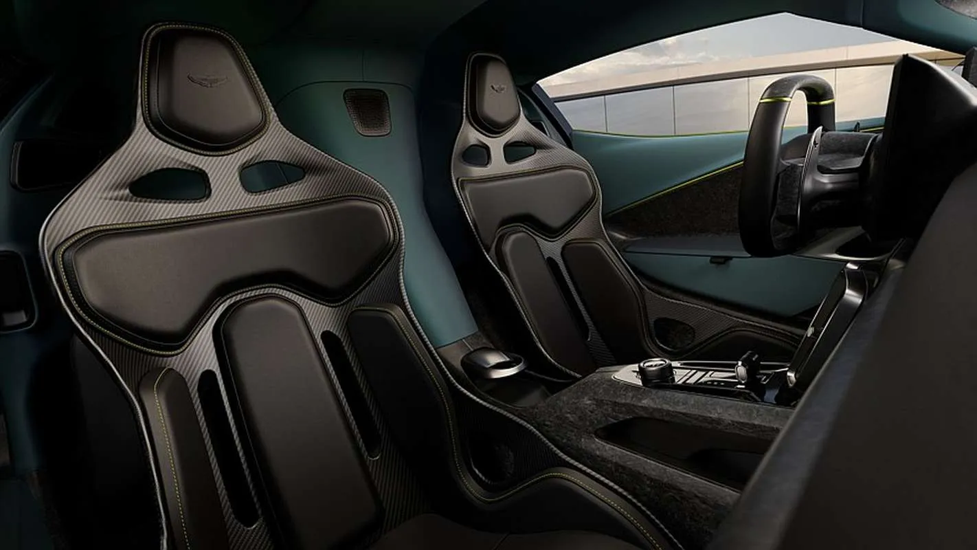„Aston Martin Valhalla”: PHEV jėgainė su V8 ir pirmas šimtukas per 2,5 s.