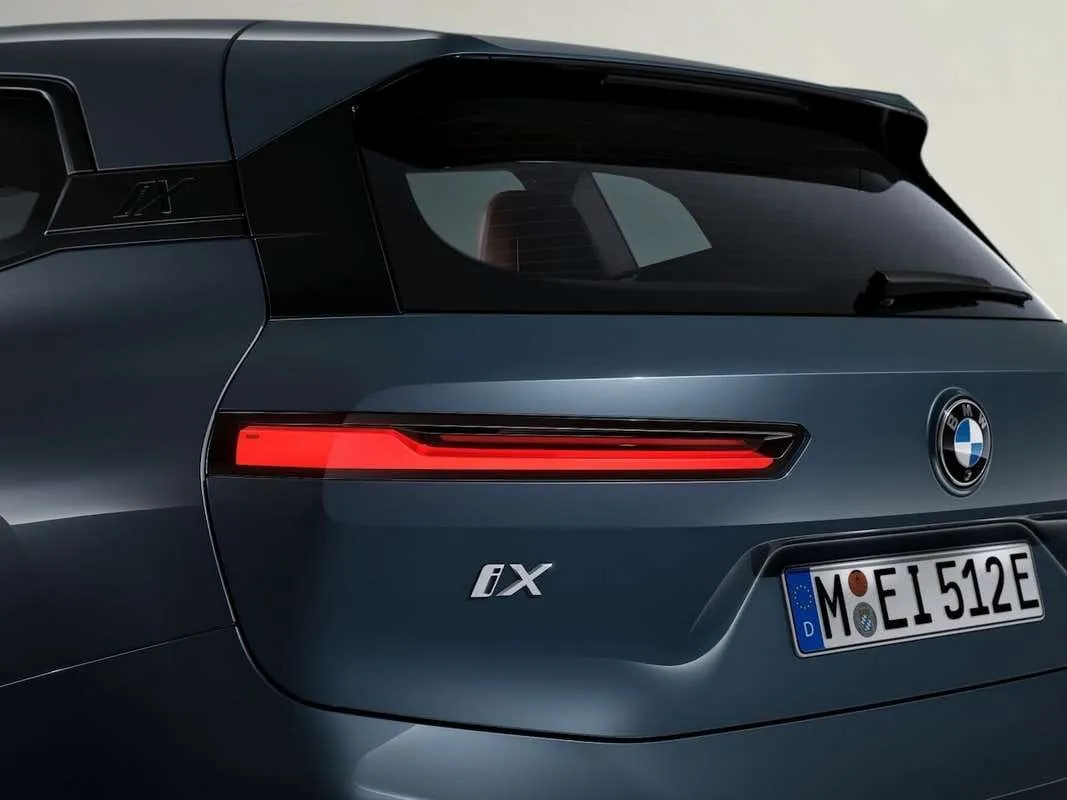 Atnaujintas „BMW iX“ modelis viena įkrova įveiks 701 km