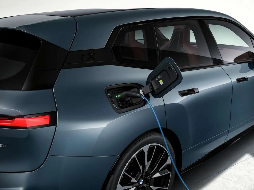 Atnaujintas „BMW iX“ modelis viena įkrova įveiks 701 km