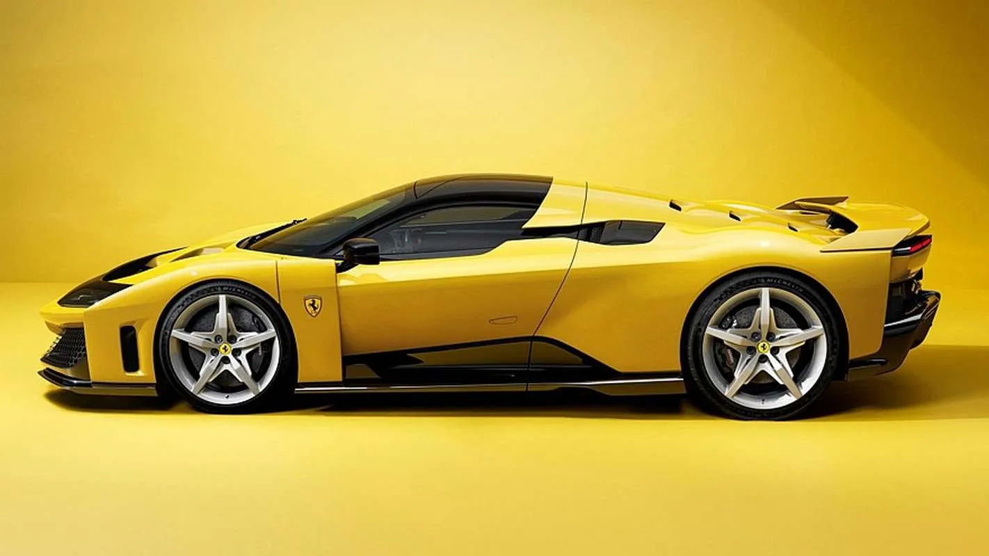 Šiais metais „Ferrari“ pristatys šešis naujus automobilius, o spalio 9 d. debiutuos ir elektromobilis