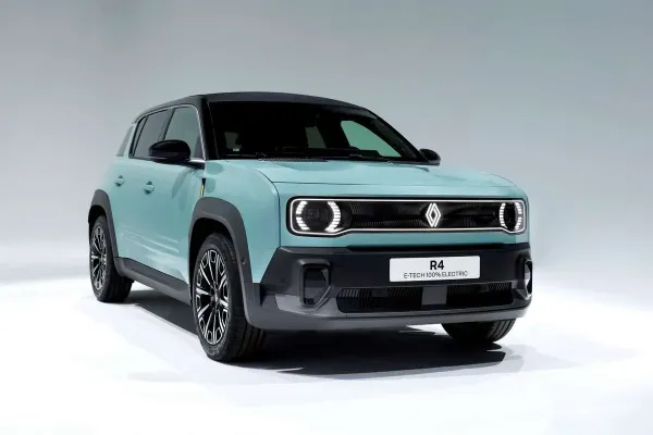 Scenoje naujasis „Renault 4“: du varikliai, du akumuliatoriai ir trys konfigūracijos