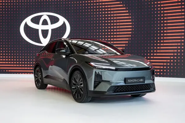 Debiutuoja vien elektra varomas „Toyota C-HR+“