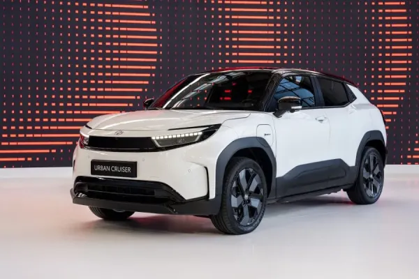 Naujasis „Toyota Urban Cruiser“ įkaitins konkurenciją elektrinių B-SUV modelių rinkoje