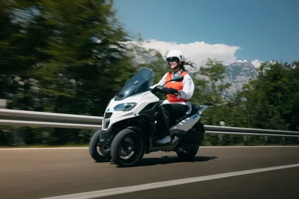 Išvengti kamščių turint tik B kategoriją: triračiai motoroleriai gali pakeisti judumą mieste