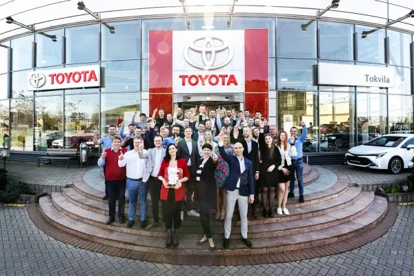 Tokvila jau aštuntą kartą gavo Toyota apdovanojimą – gamintojas kelia itin aukštus tikslus atstovam