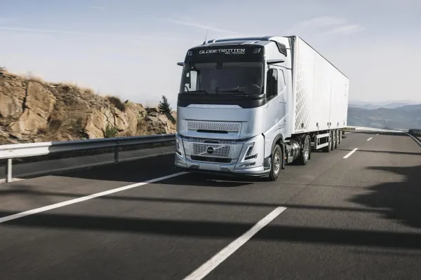 Didėja dujinių „Volvo“ sunkvežimių, mažinančių CO₂ emisiją iki 100 %, paklausa