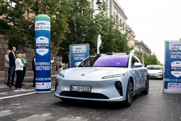 Lietuviai elektromobilių ateitimi tiki labiau