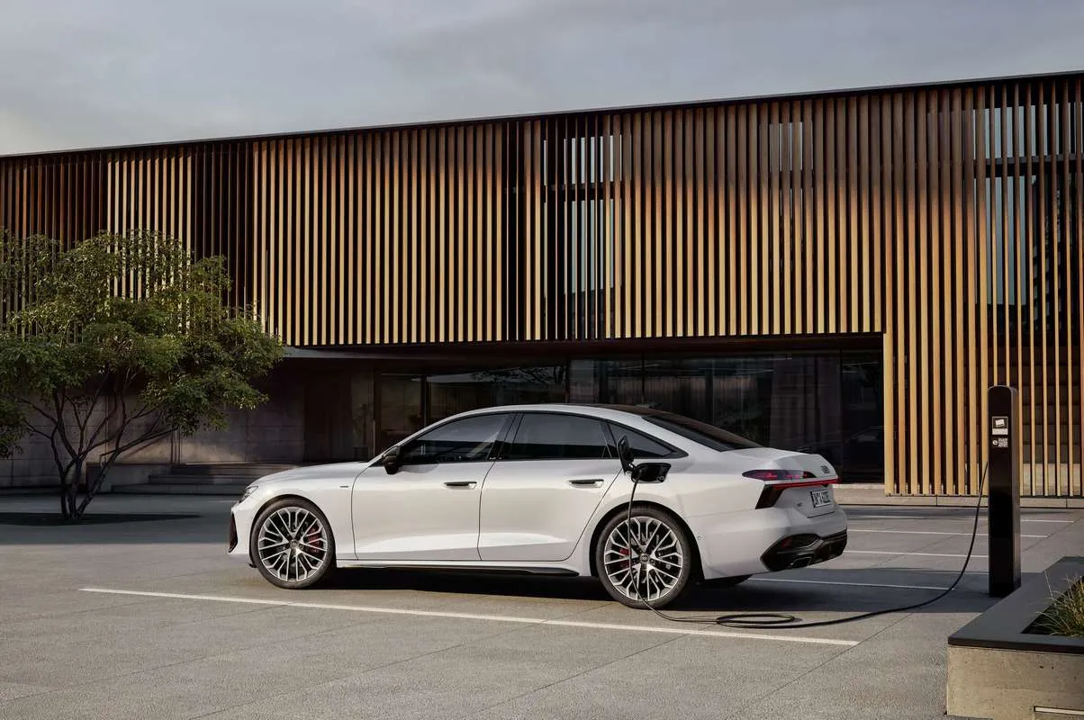 Sportiškumo ir efektyvumo dermė: naujieji „Audi A6“ įkraunami hibridiniai modeliai