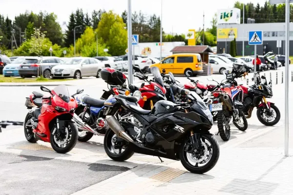 Policija apie važiavimą tarp juostų motociklu: jei tai daroma kultūringai – jokių problemų