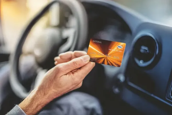 „DKV Mobility“ plečia elektromobilių įkrovimo galimybes Baltijos šalyse: prie tinklo prisijungė „Eleport“