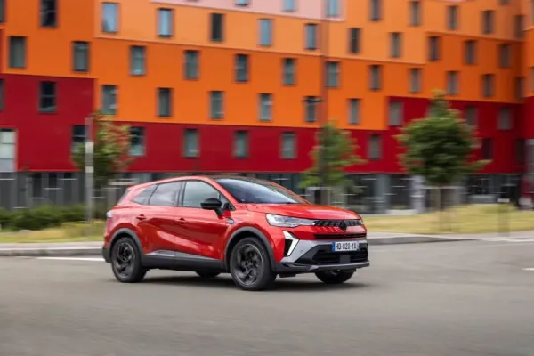 Elektromobilių tvarumas ir įprastų variklių našumas: vairuotojai vis dažniau renkasi abi šias savybes turinčius automobilius
