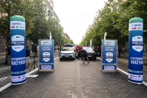 Elektromobilių varžybų dalyviai starte Palangoje