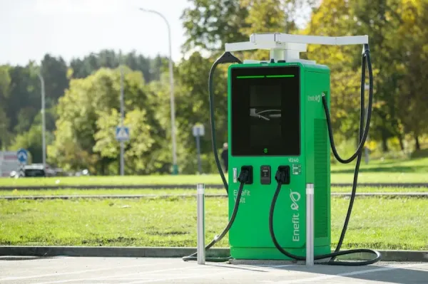 Per mėnesį Lietuvoje įrengtos dar 23 naujos įkrovimo stotelės