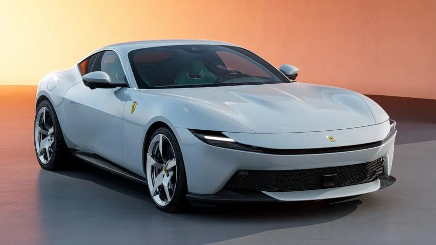 „Ferrari Amalfi“ keičia „Roma“