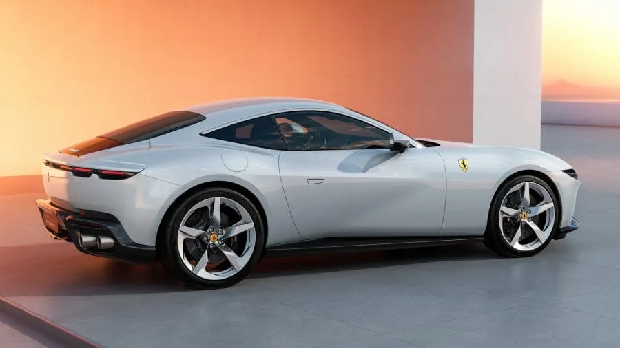 „Ferrari Amalfi“ keičia „Roma“