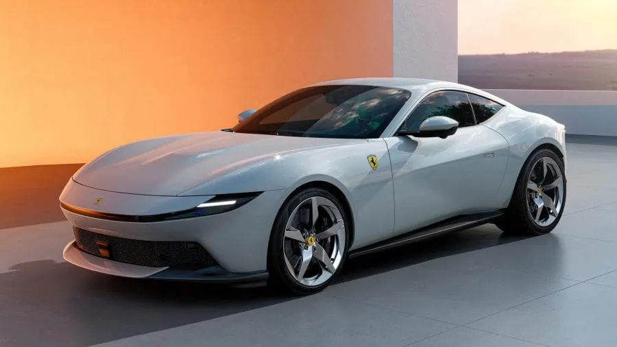 „Ferrari Amalfi“ keičia „Roma“