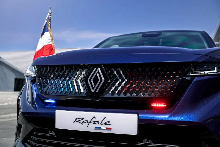 Prancūzijos prezidentas persėdo į išskirtinį „Renault Rafale“: ne tik šarvuotas, bet ir dekoruotas marmuru