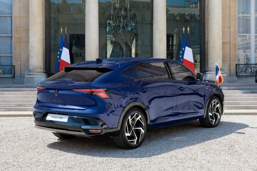 Prancūzijos prezidentas persėdo į išskirtinį „Renault Rafale“: ne tik šarvuotas, bet ir dekoruotas marmuru