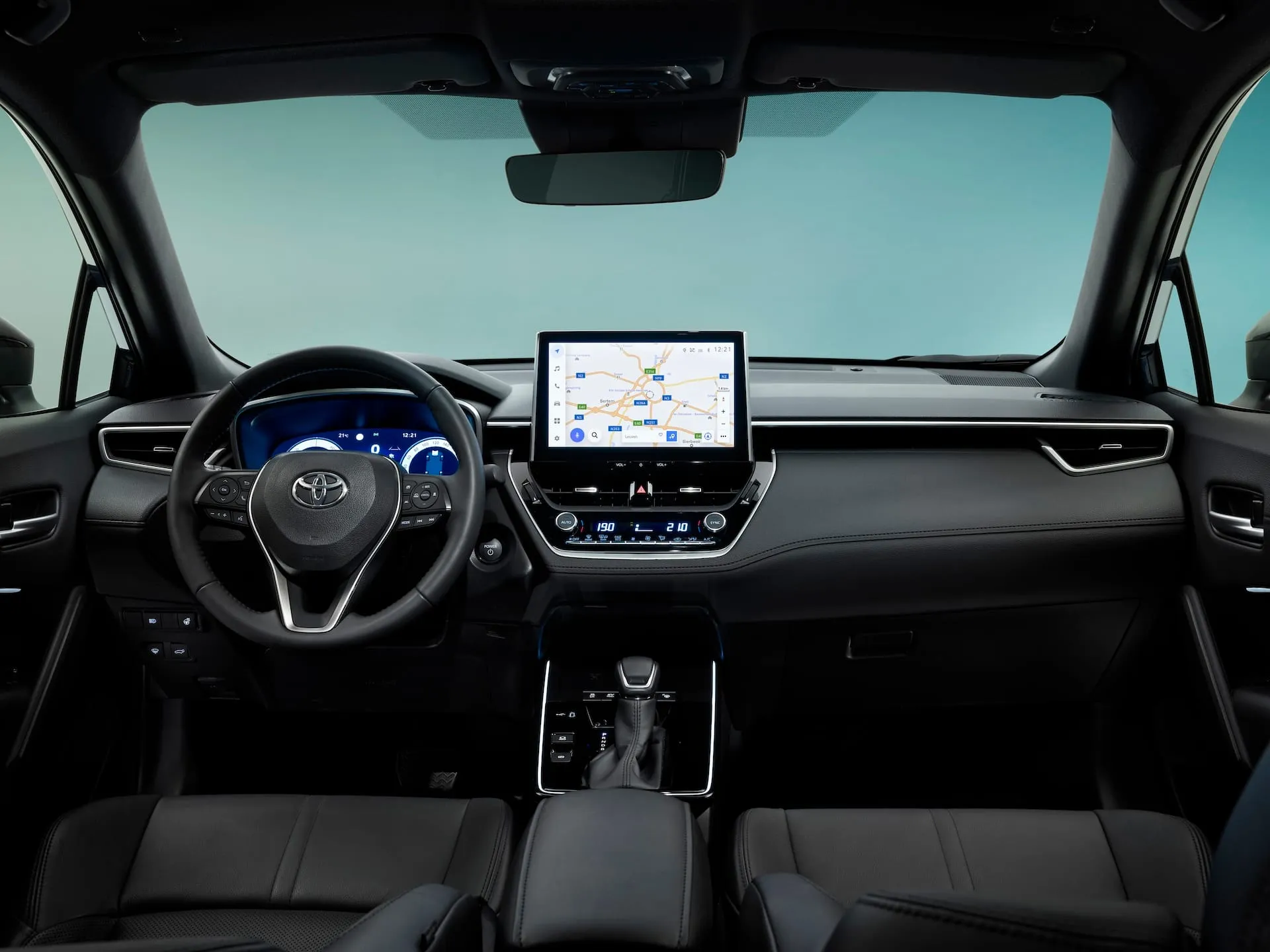 Atnaujintas praktiškasis „Toyota Corolla Cross“ – jau ir Lietuvos salonuose