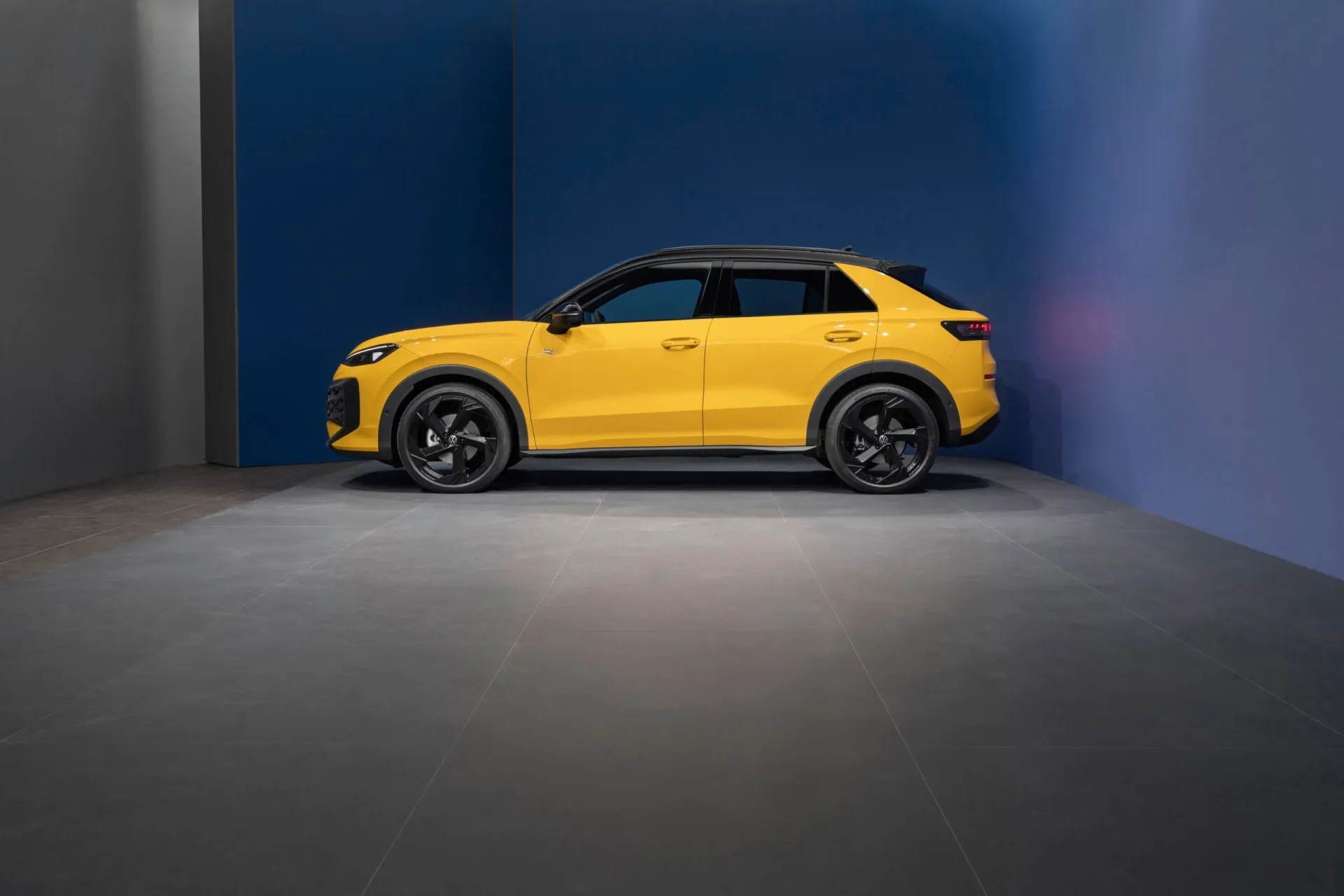 „Volkswagen“ pristatė naująjį „T-Roc“: šiuolaikiškas dizainas, hibridinės jėgainės ir aukštesnio segmento įranga