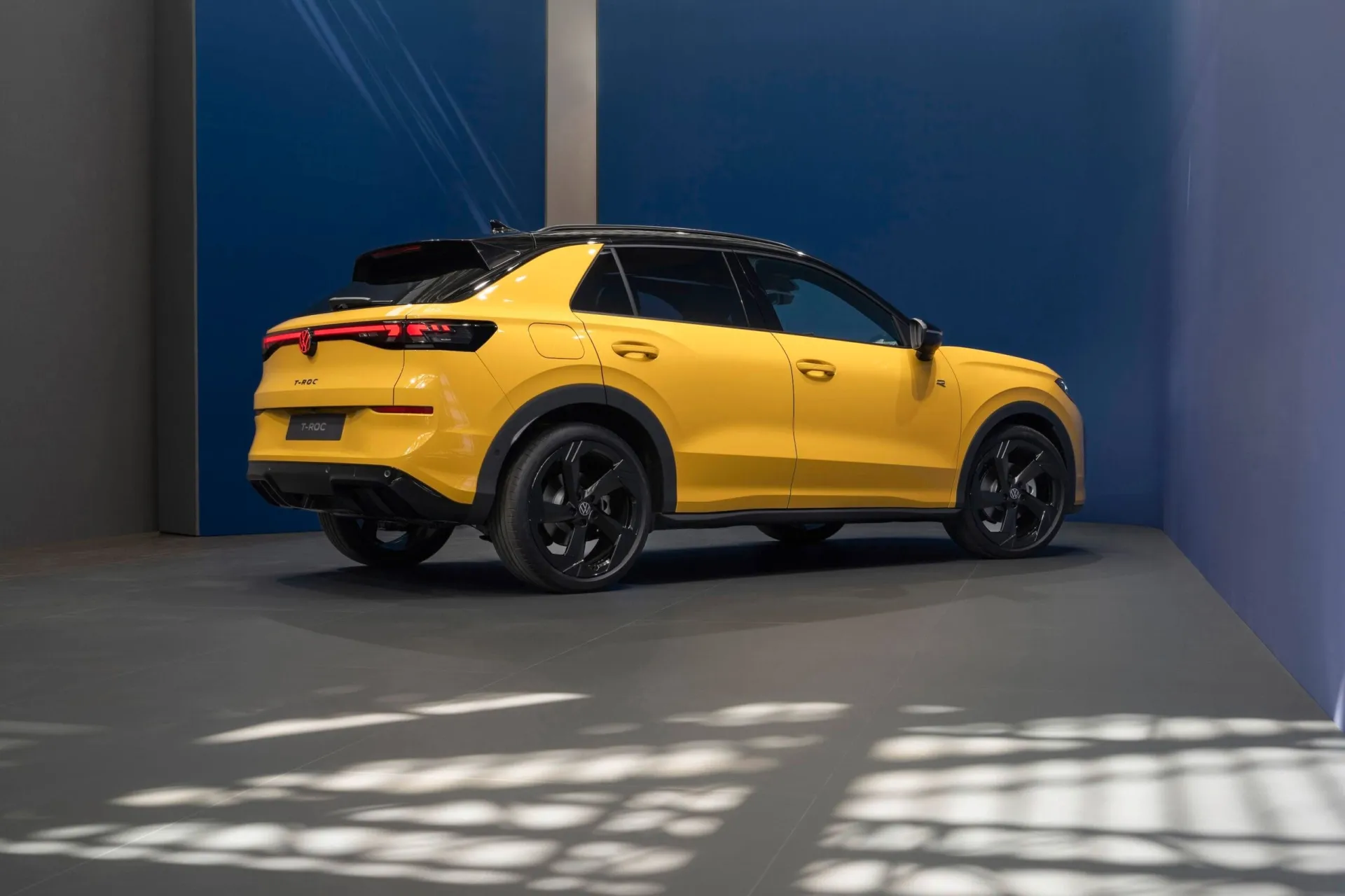 „Volkswagen“ pristatė naująjį „T-Roc“: šiuolaikiškas dizainas, hibridinės jėgainės ir aukštesnio segmento įranga