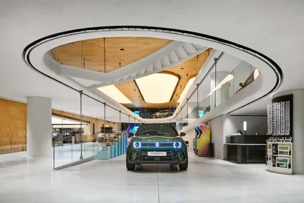 „Le défilé Renault ® the carwalk“: nauja erdvė, skirta automobilių popkultūrai Eliziejaus laukuose
