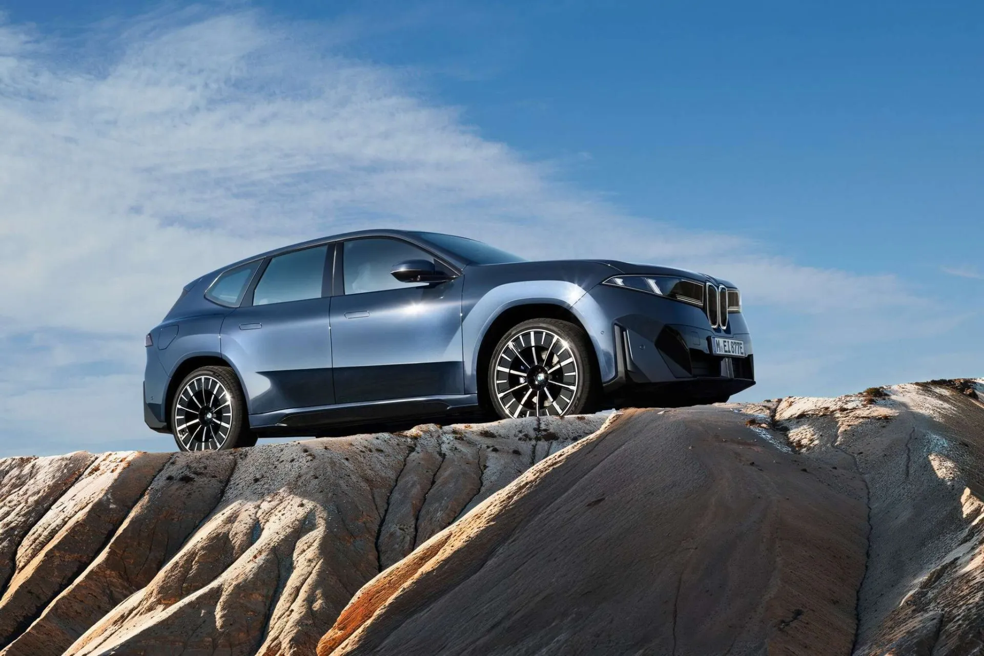 Pirmasis BMW „Neue Klasse“ modelis – viena įkrova 805 km įveikiantis „BMW iX3“