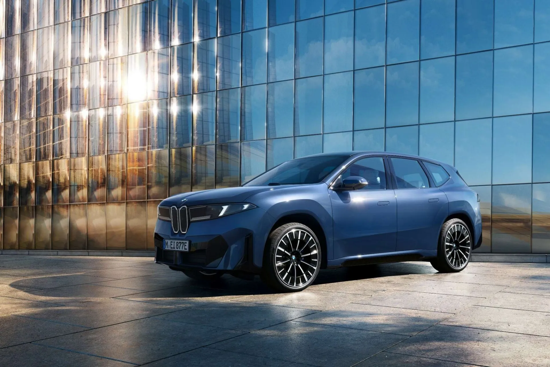 Pirmasis BMW „Neue Klasse“ modelis – viena įkrova 805 km įveikiantis „BMW iX3“