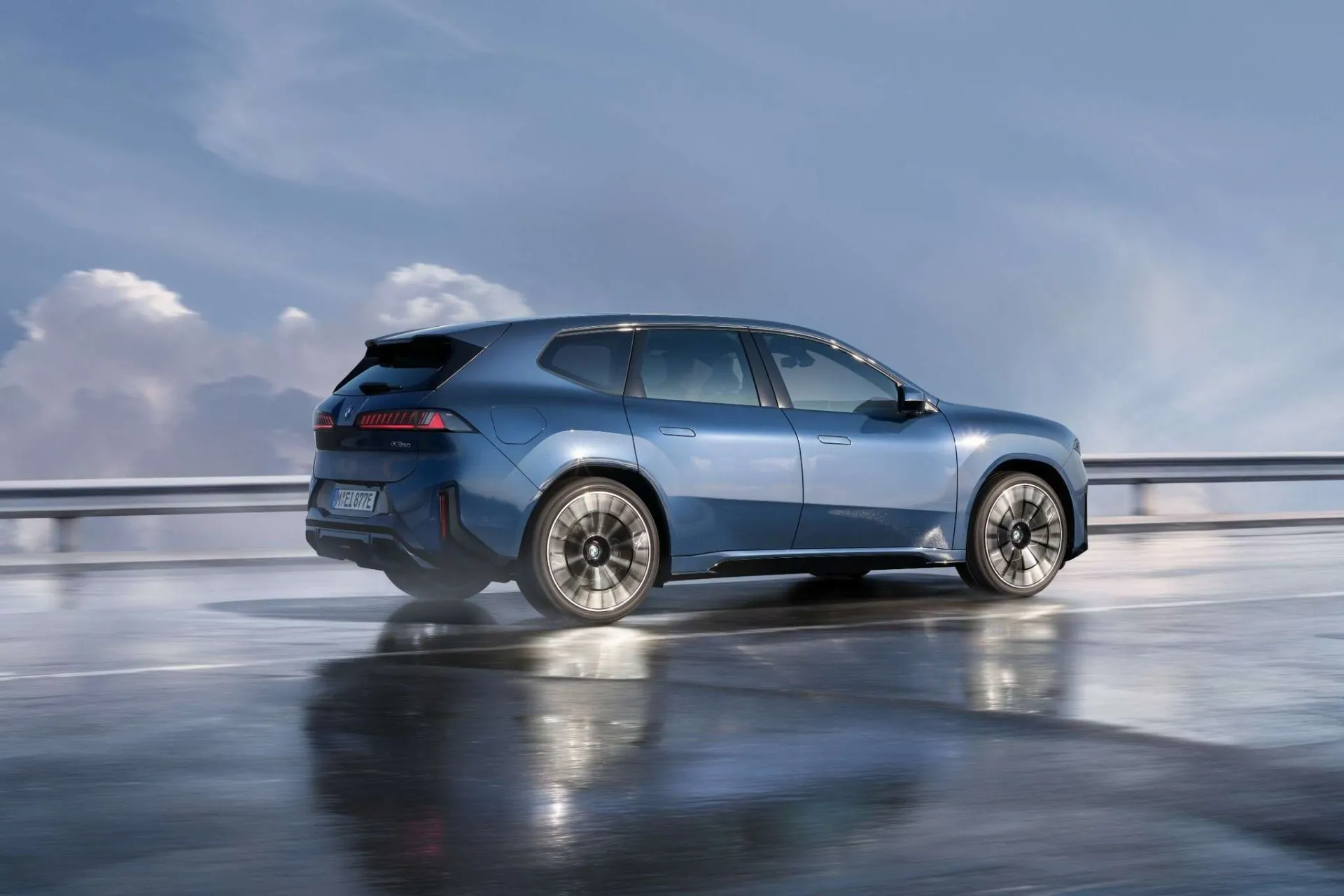Pirmasis BMW „Neue Klasse“ modelis – viena įkrova 805 km įveikiantis „BMW iX3“