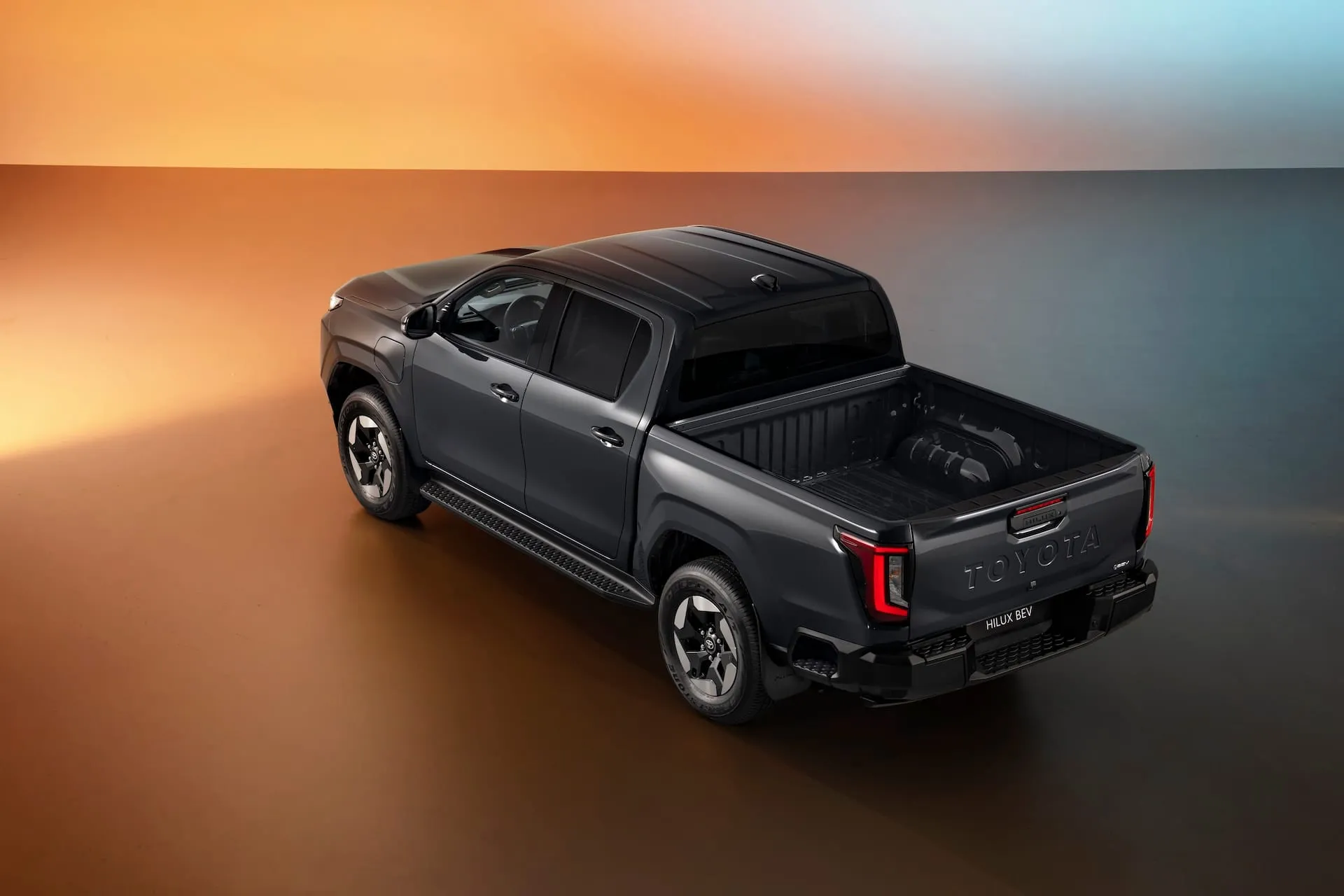 „Toyota“ pristato visiškai naują „Hilux“: bus ir pirmoji elektrinė versija