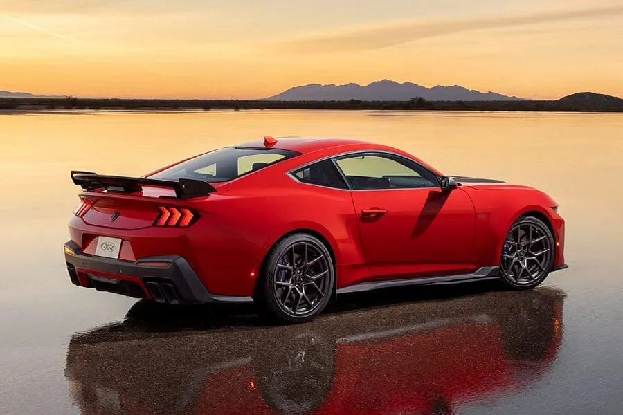 Vietoj „Shelby GT500“: pristatytas „Ford Mustang Dark Horse SC“ su kompresoriniu V8