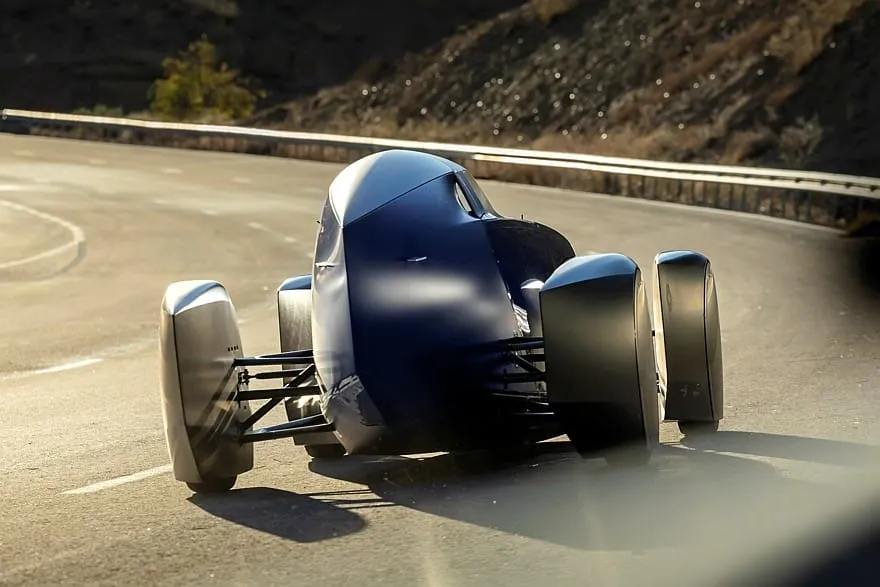 Retro futurizmas pergalingai skrieja trasa: keistasis „Renault Filante Record“ užfiksavo įspūdingą efektyvumo rekordą