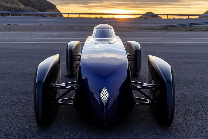 Retro futurizmas pergalingai skrieja trasa: keistasis „Renault Filante Record“ užfiksavo įspūdingą efektyvumo rekordą