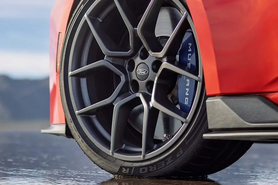 Vietoj „Shelby GT500“: pristatytas „Ford Mustang Dark Horse SC“ su kompresoriniu V8