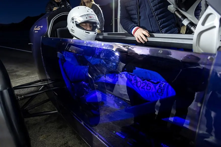 Retro futurizmas pergalingai skrieja trasa: keistasis „Renault Filante Record“ užfiksavo įspūdingą efektyvumo rekordą