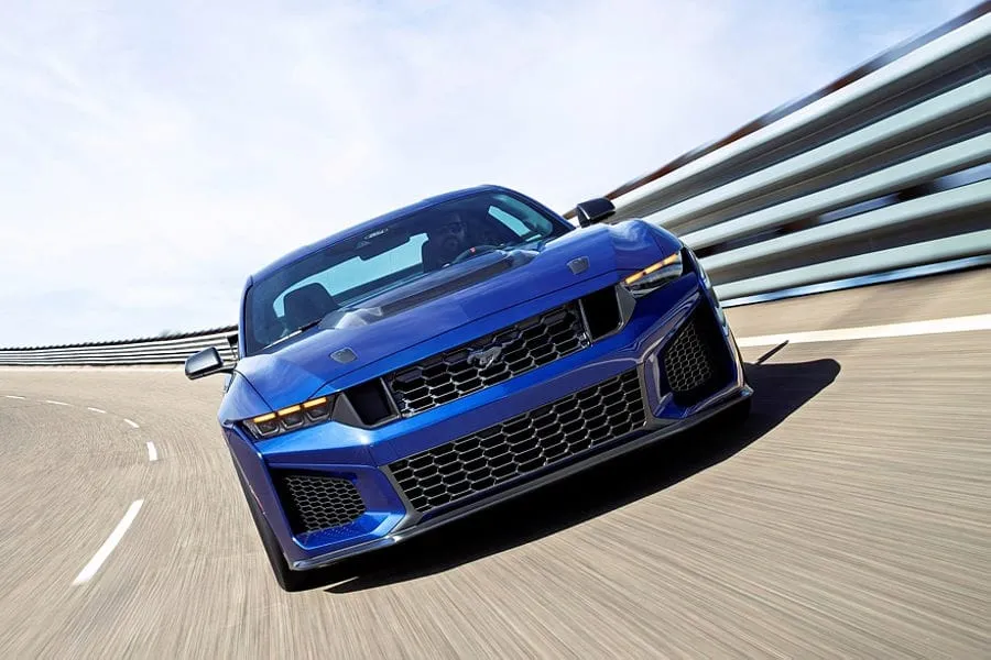 Vietoj „Shelby GT500“: pristatytas „Ford Mustang Dark Horse SC“ su kompresoriniu V8