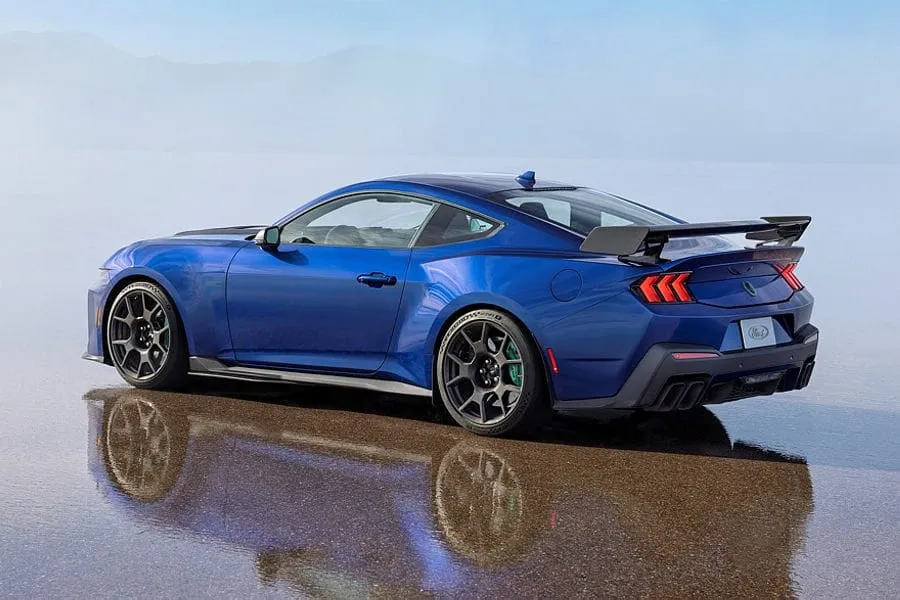Vietoj „Shelby GT500“: pristatytas „Ford Mustang Dark Horse SC“ su kompresoriniu V8