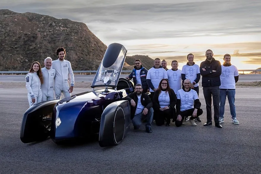 Retro futurizmas pergalingai skrieja trasa: keistasis „Renault Filante Record“ užfiksavo įspūdingą efektyvumo rekordą