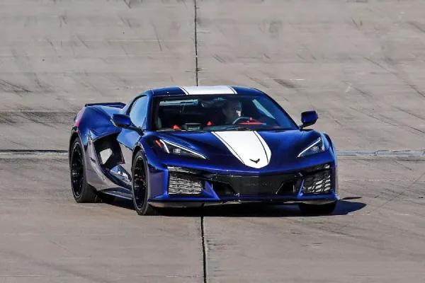 „General Motors“ ruošia staigmeną: parodė „Chevrolet Corvette Grand Sport“ su nauju V8 varikliu
