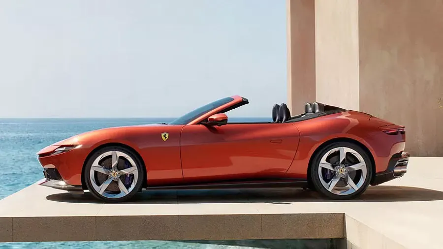 „Ferrari Amalfi Spider“: stilingas „Roma“ įpėdinis su galingesne širdimi