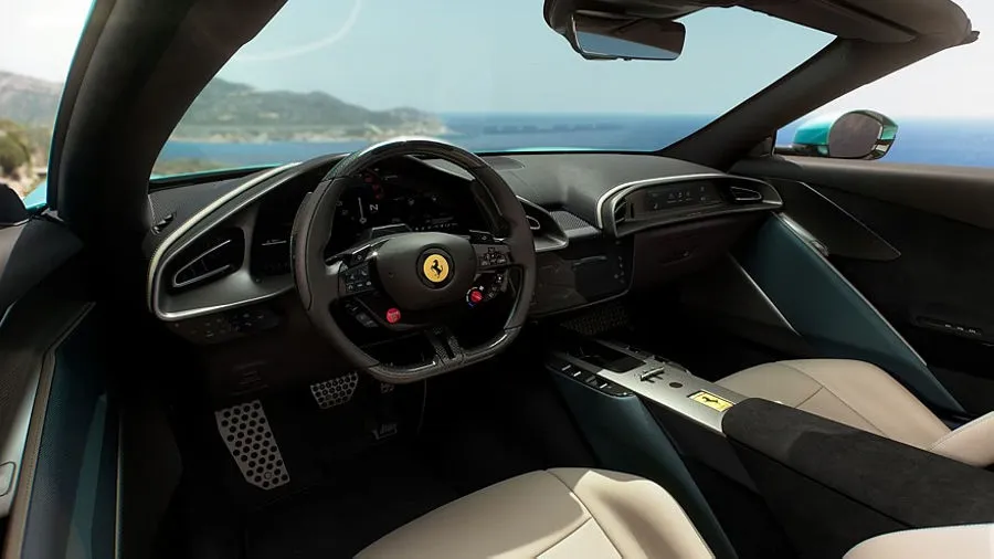 „Ferrari Amalfi Spider“: stilingas „Roma“ įpėdinis su galingesne širdimi
