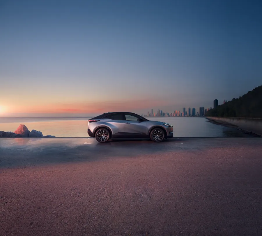 Naujasis elektrinis „Toyota C-HR+“ jau Lietuvoje: viena įkrova nuvažiuos iki 607 km