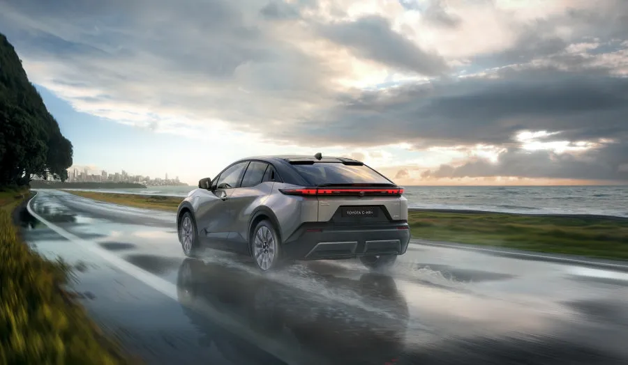 Naujasis elektrinis „Toyota C-HR+“ jau Lietuvoje: viena įkrova nuvažiuos iki 607 km