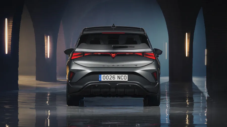 Atnaujintas „Cupra Born“ hečbekas: firminė „nosis“, fiziniai mygtukai ant vairo ir didesnis nuvažiuojamas atstumas