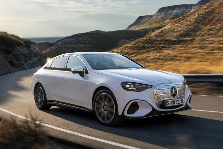 „Mercedes-Benz“ užsuko tą pačią plokštelę: pristatytas naujasis elektrinis C-klasės sedanas