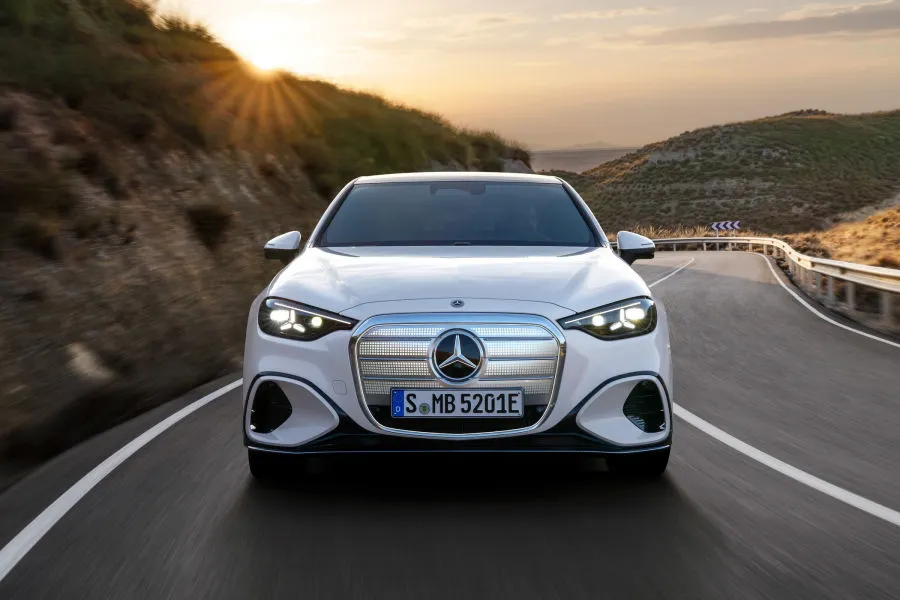 „Mercedes-Benz“ užsuko tą pačią plokštelę: pristatytas naujasis elektrinis C-klasės sedanas