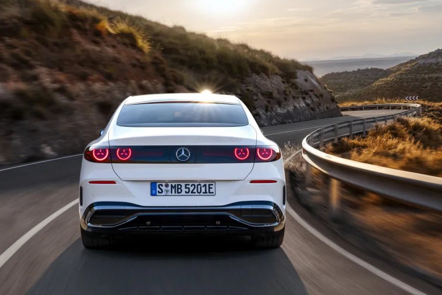 „Mercedes-Benz“ užsuko tą pačią plokštelę: pristatytas naujasis elektrinis C-klasės sedanas