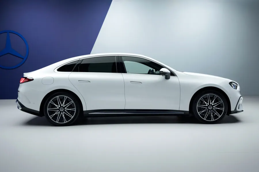 „Mercedes-Benz“ užsuko tą pačią plokštelę: pristatytas naujasis elektrinis C-klasės sedanas
