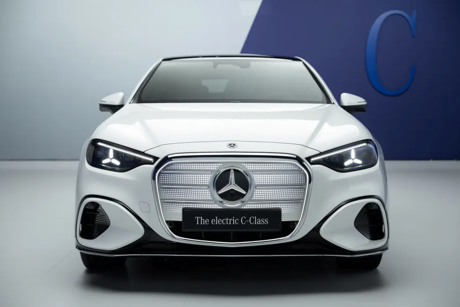 „Mercedes-Benz“ užsuko tą pačią plokštelę: pristatytas naujasis elektrinis C-klasės sedanas